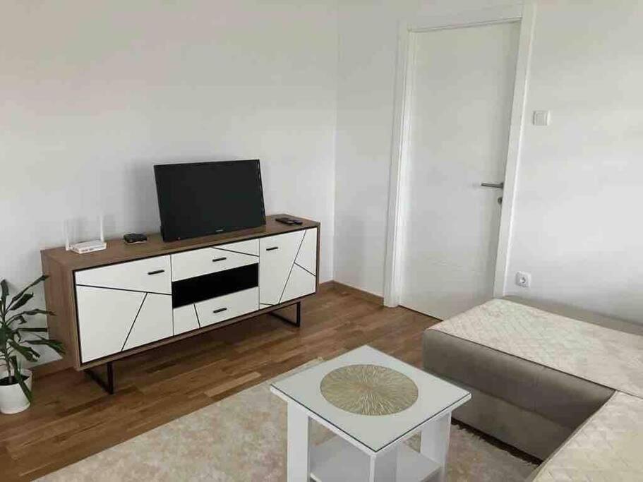 Apartman Vrbas 1 + Podzemna Garaza Banja Luka Exteriér fotografie